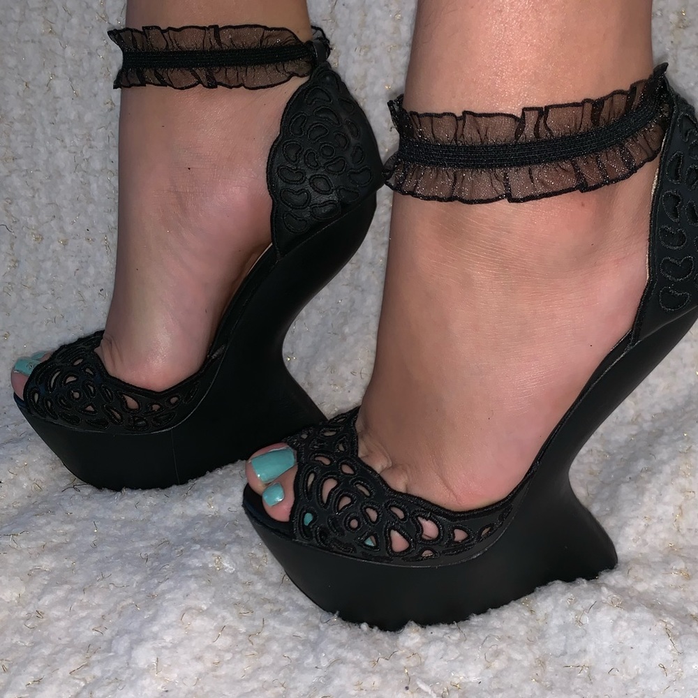 Black heels 😍